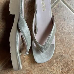 Taryn Rose “Tara”metallic gold flip flop sandals Sz 9-1/2